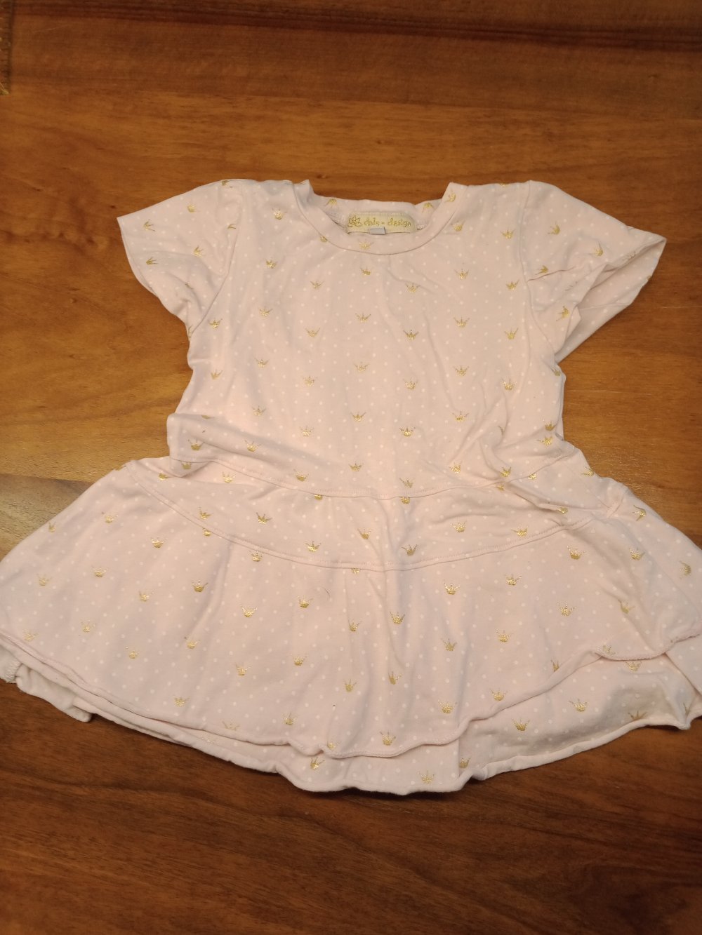 rosa Baumwollkleidchen mit goldenen Krönchen