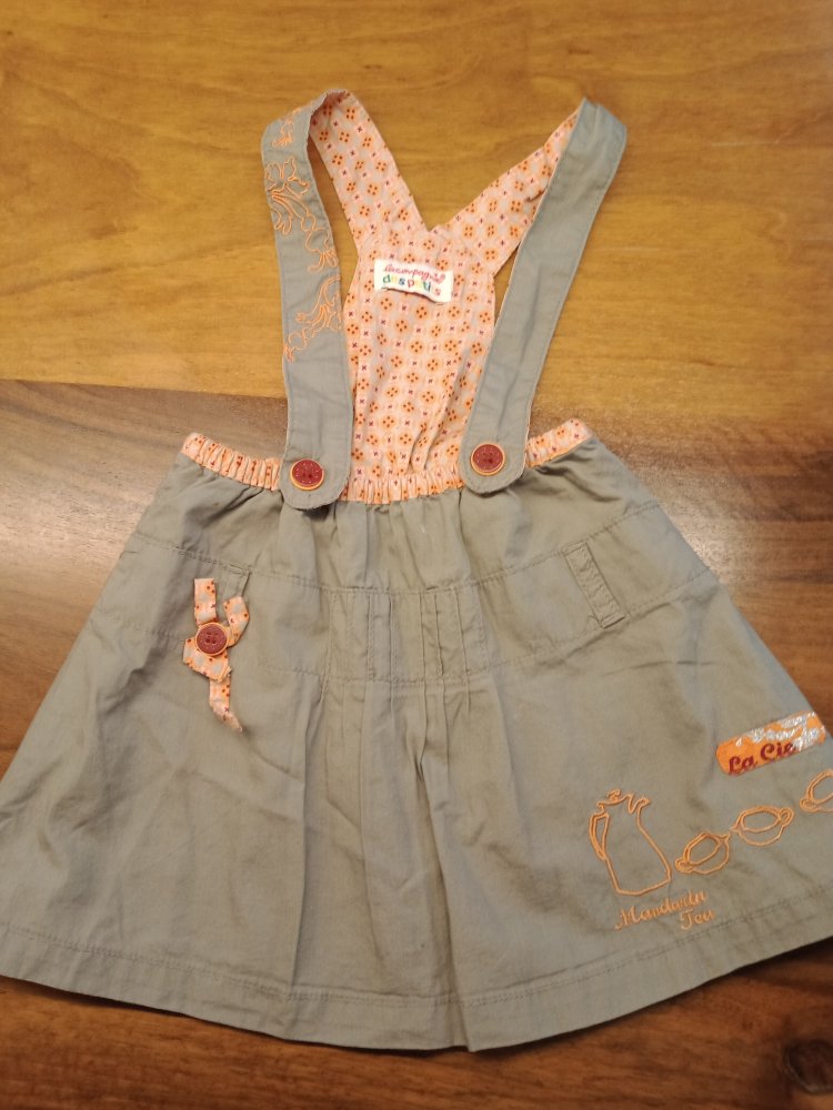 beiges Latz-Röckli mit orangem Innenfutter