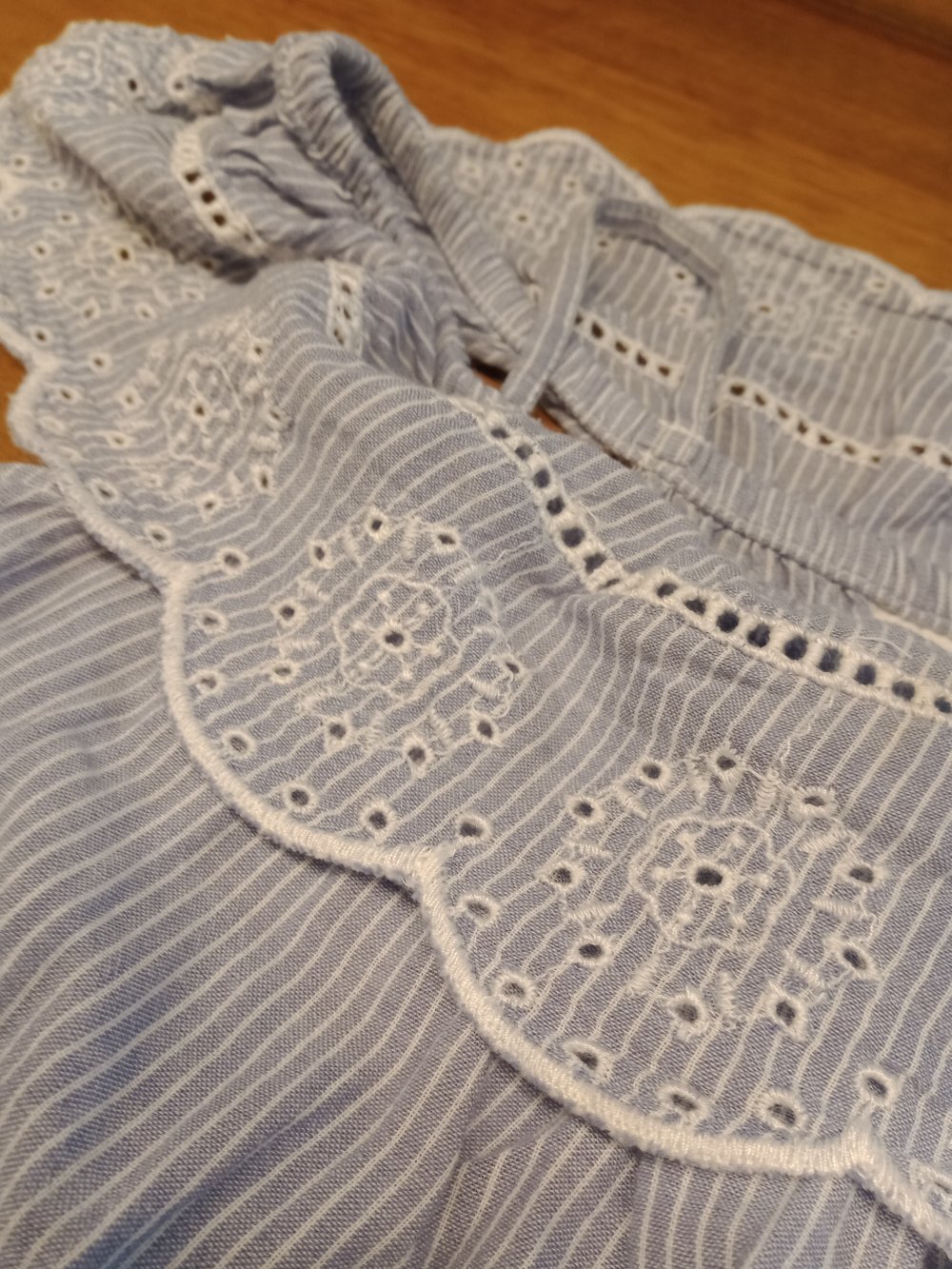 blau gestreiftes dünnes Sommerkleidchen