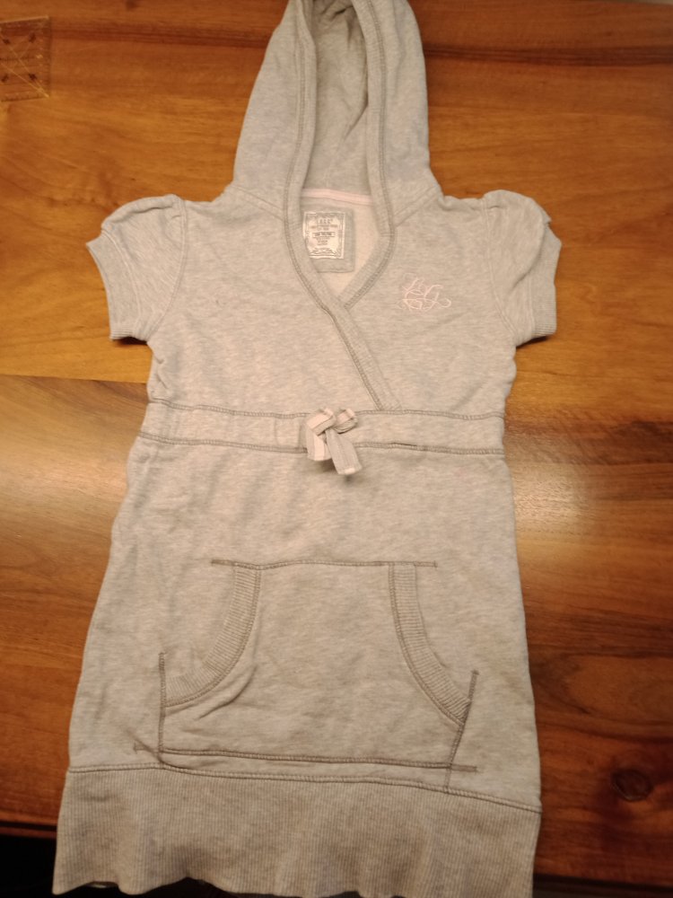 graues Baumwollkleidchen mit Kapuze