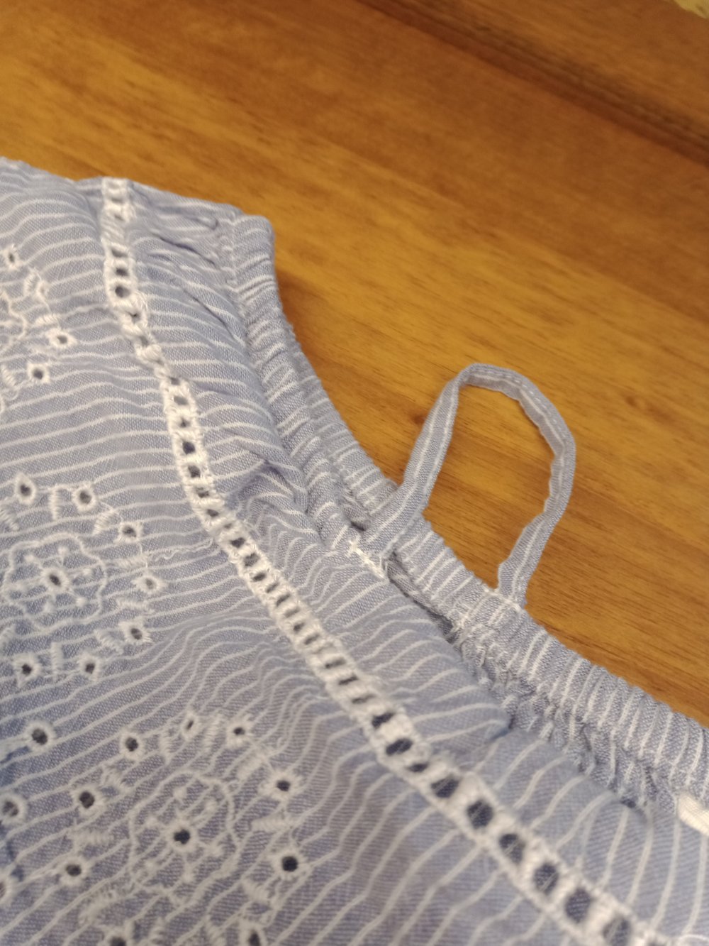 blau gestreiftes dünnes Sommerkleidchen