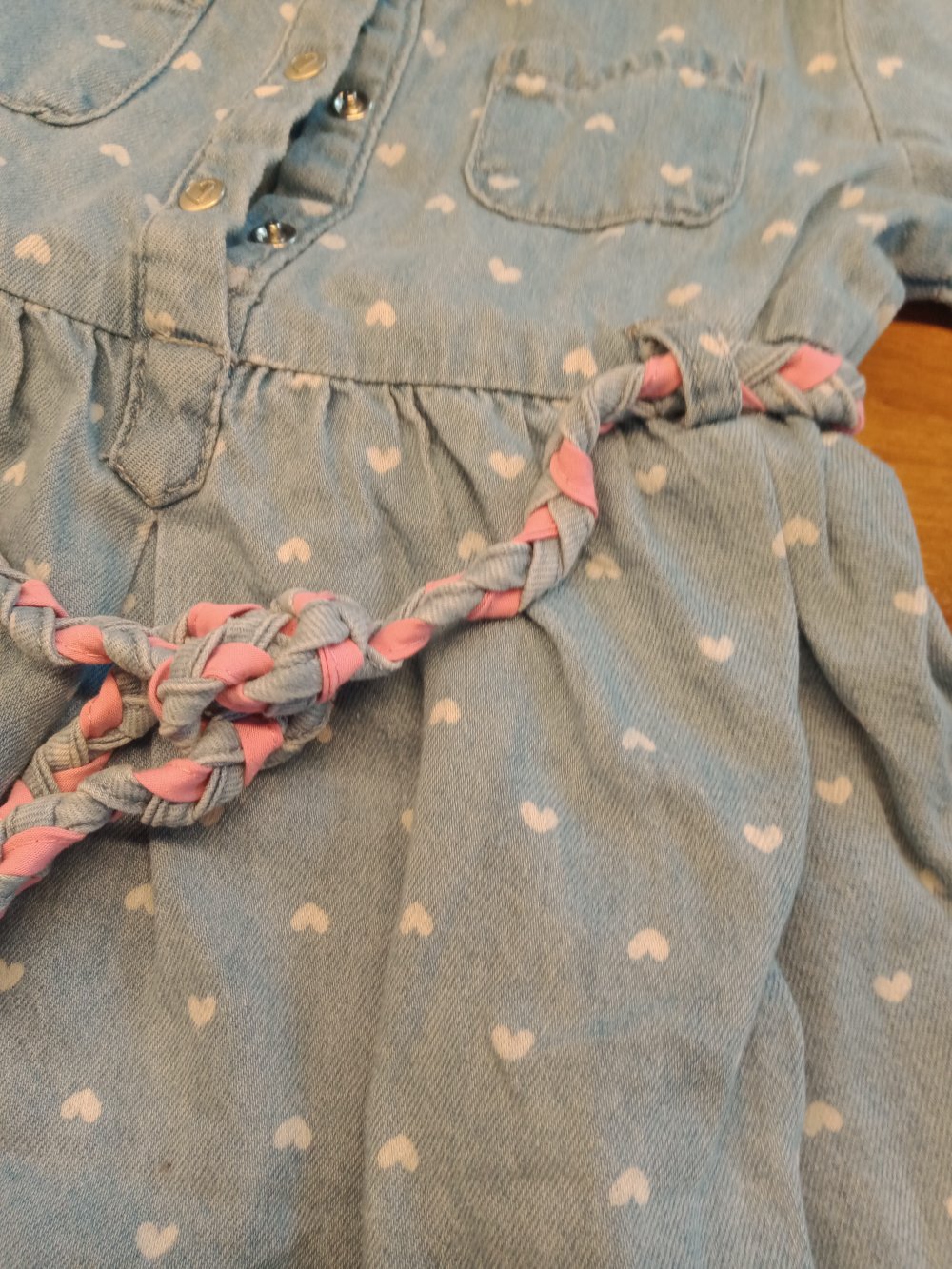 Jeans-Kleid mit Herzchen 