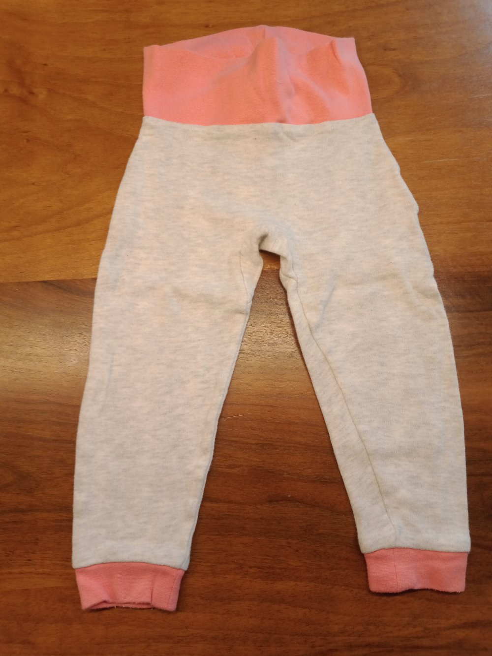 graue Leggins mit pink Borten
