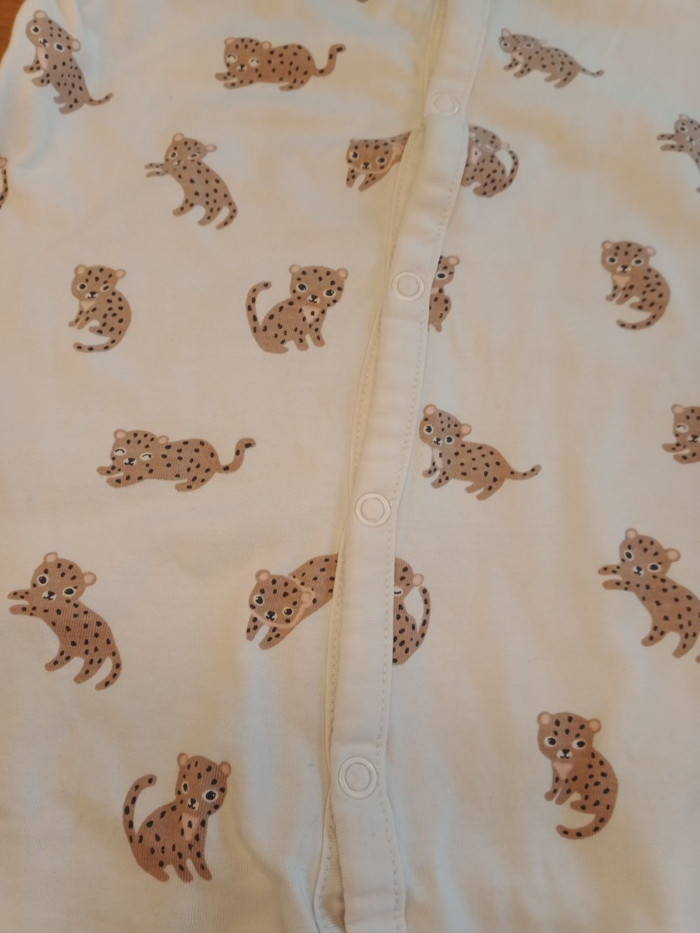 weisses Pijama mit Kätzchen