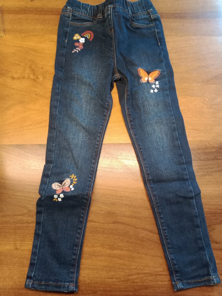 Jeans mit Schmetterlingen
