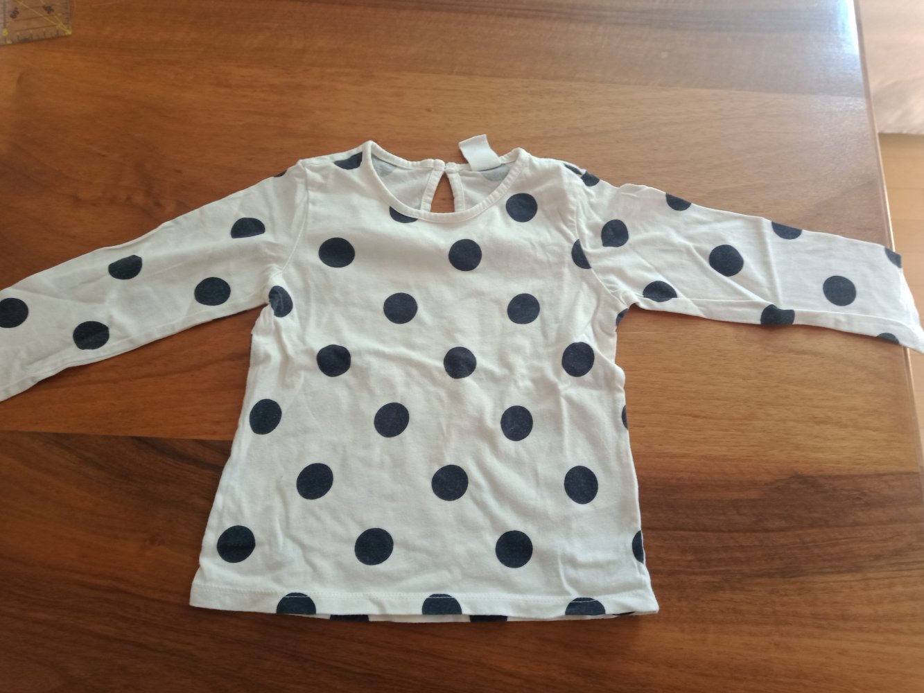 Basic Sweatshirt weiss mit schwarzen Punkten