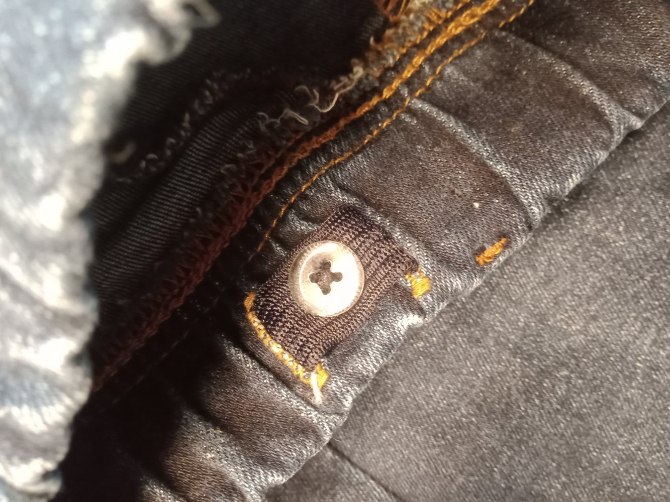 Jeans mit Schmetterlingen
