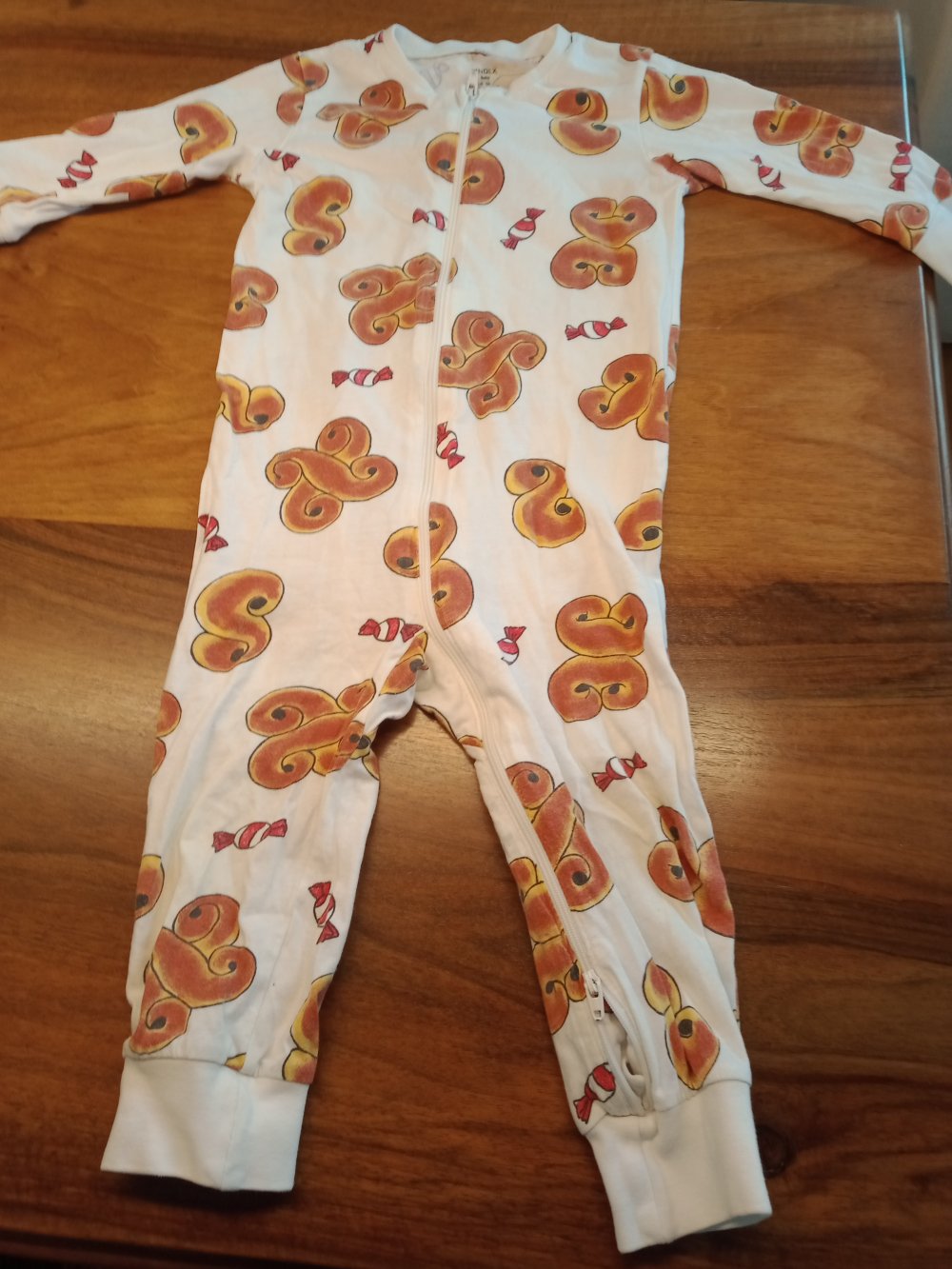 weisses Pijama mit Brezeln