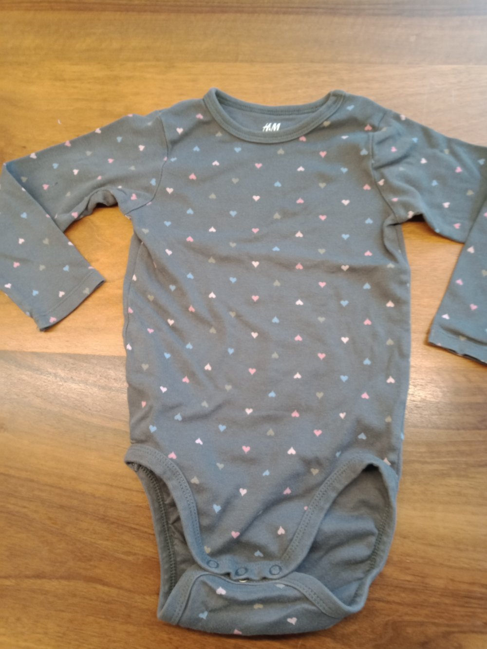 grauer Body langarm mit Herzchen