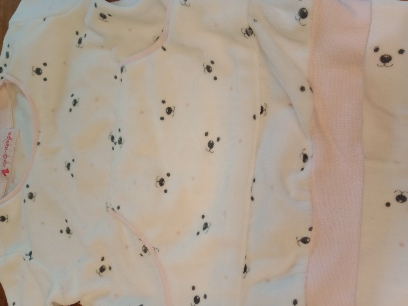 weisses Plüsch-Pijama mit Bärchen-Gesichter