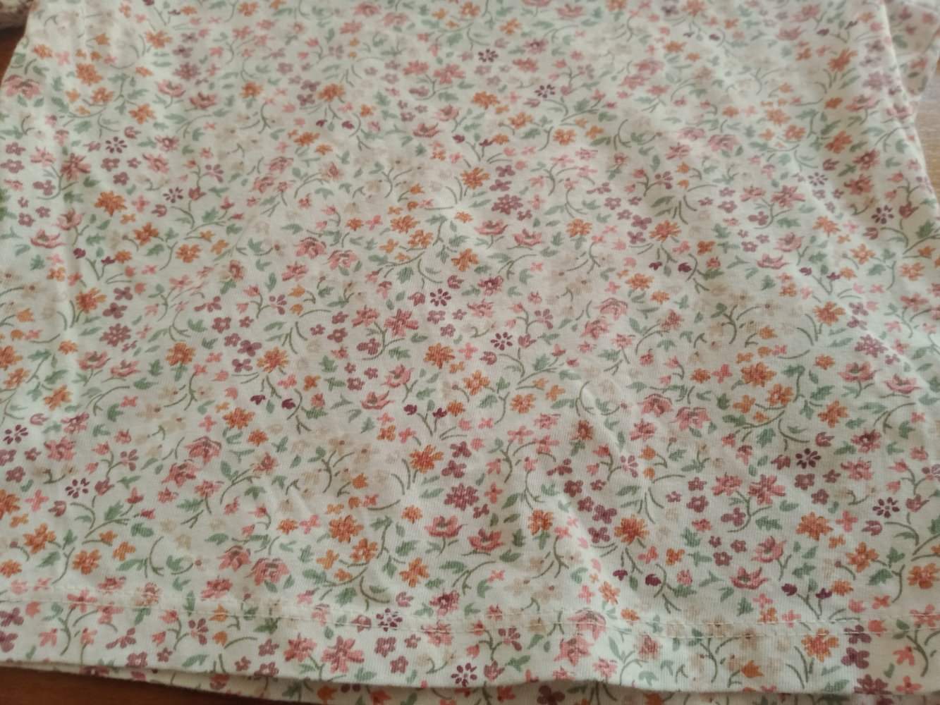 dünnes Blümchen-Sweatshirt