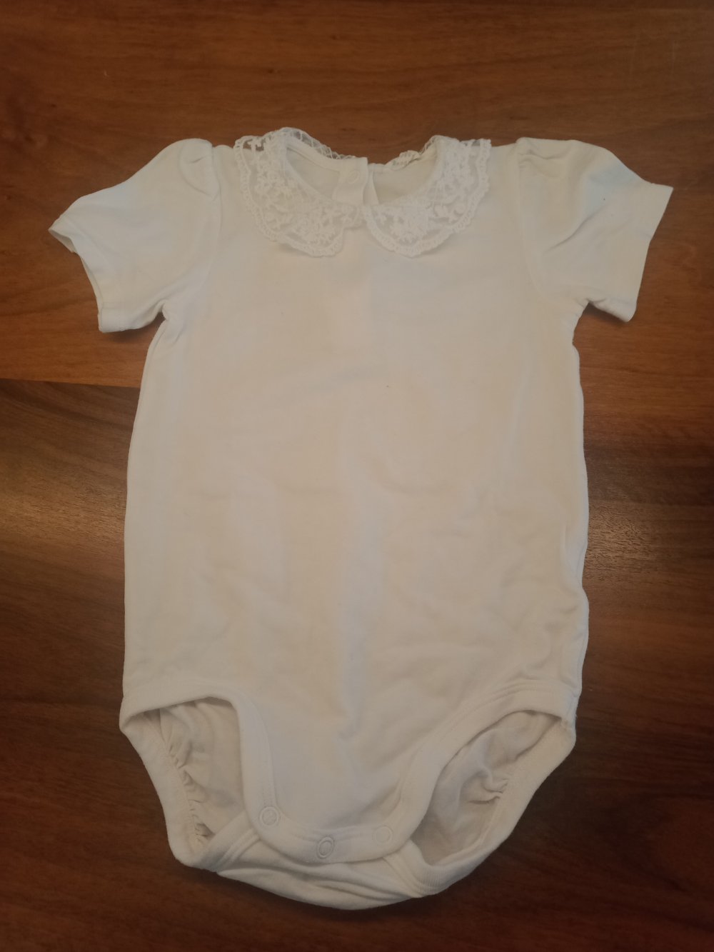 weisser Body kurzarm mit Spitzenkragen
