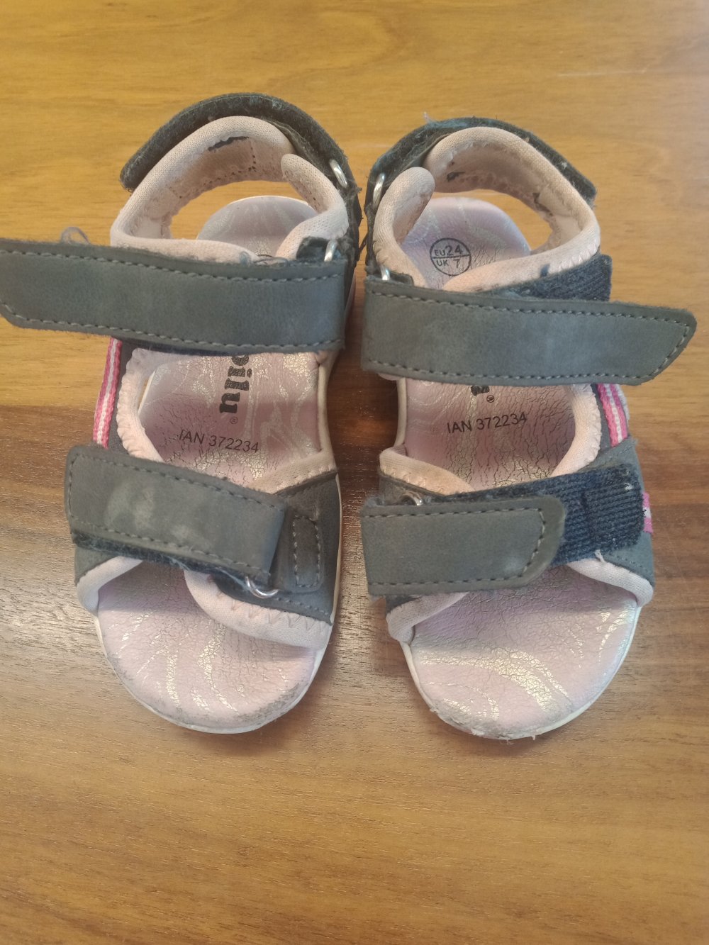 graue Sandalen mit Herzchen