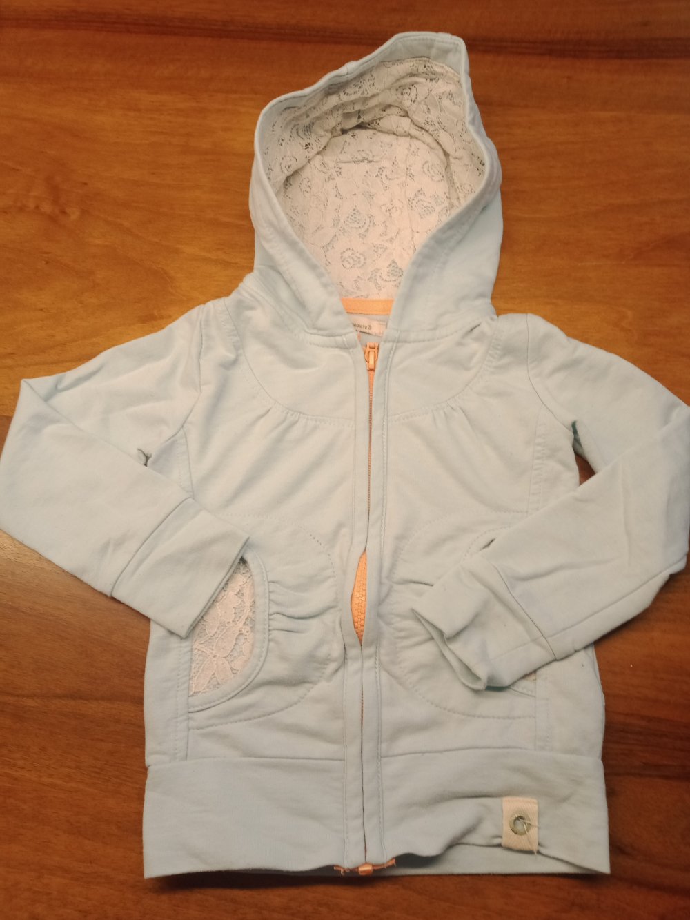 hellblaues Baumwolljäckchen mit Spitzen