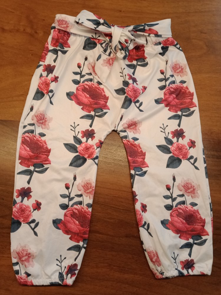 Sommerhose weiss mit Rosen