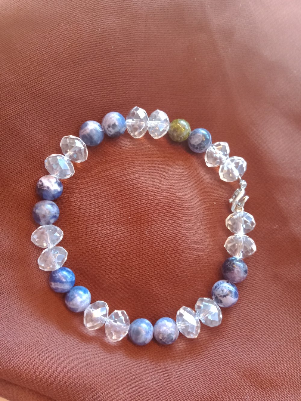 Armband aus Glasperlen und echtem blauen Obsidian