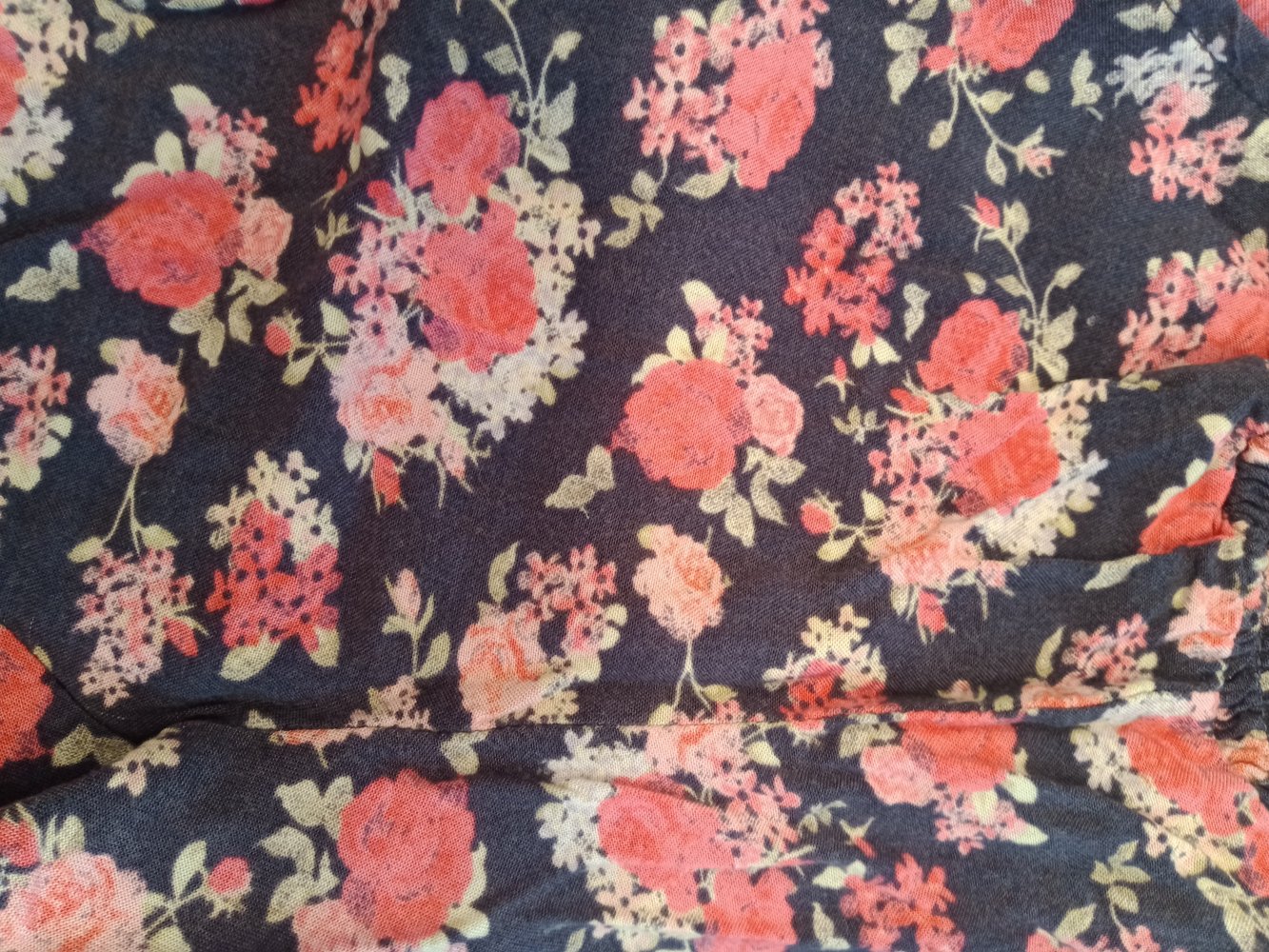 Sommerhose blau mit Rosen