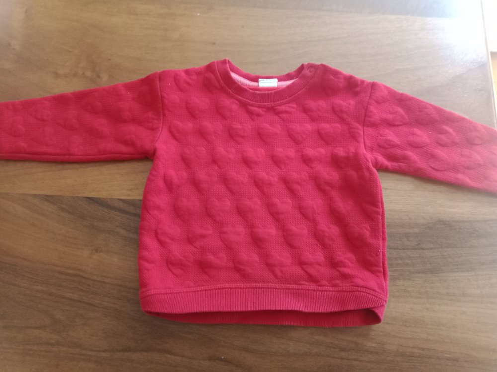 roter Herzchen-Pullover