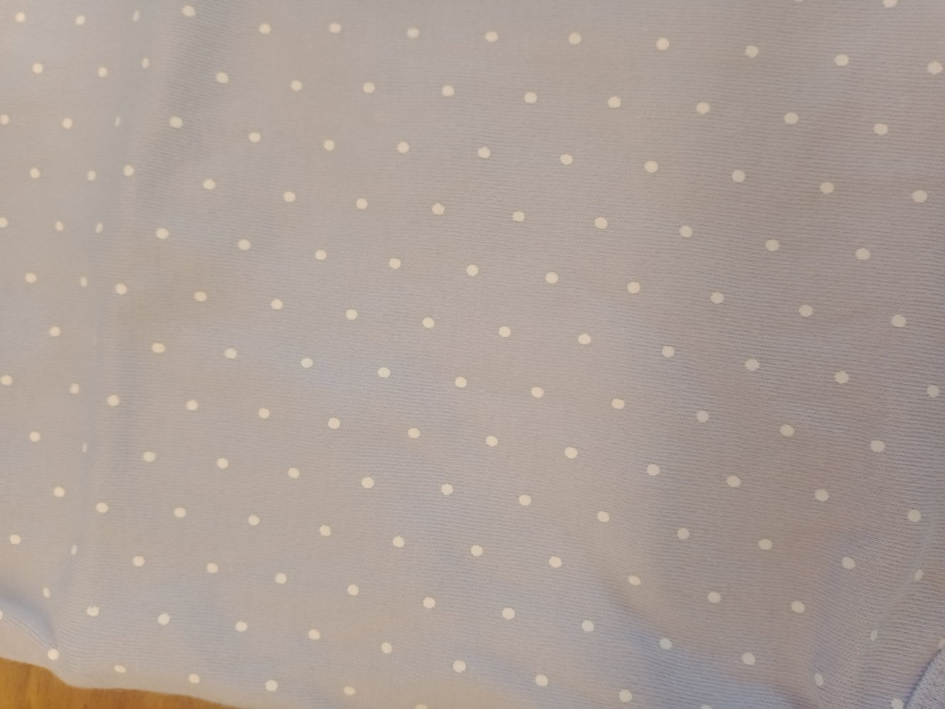 violetter Trägerbody mit weissen Punkten