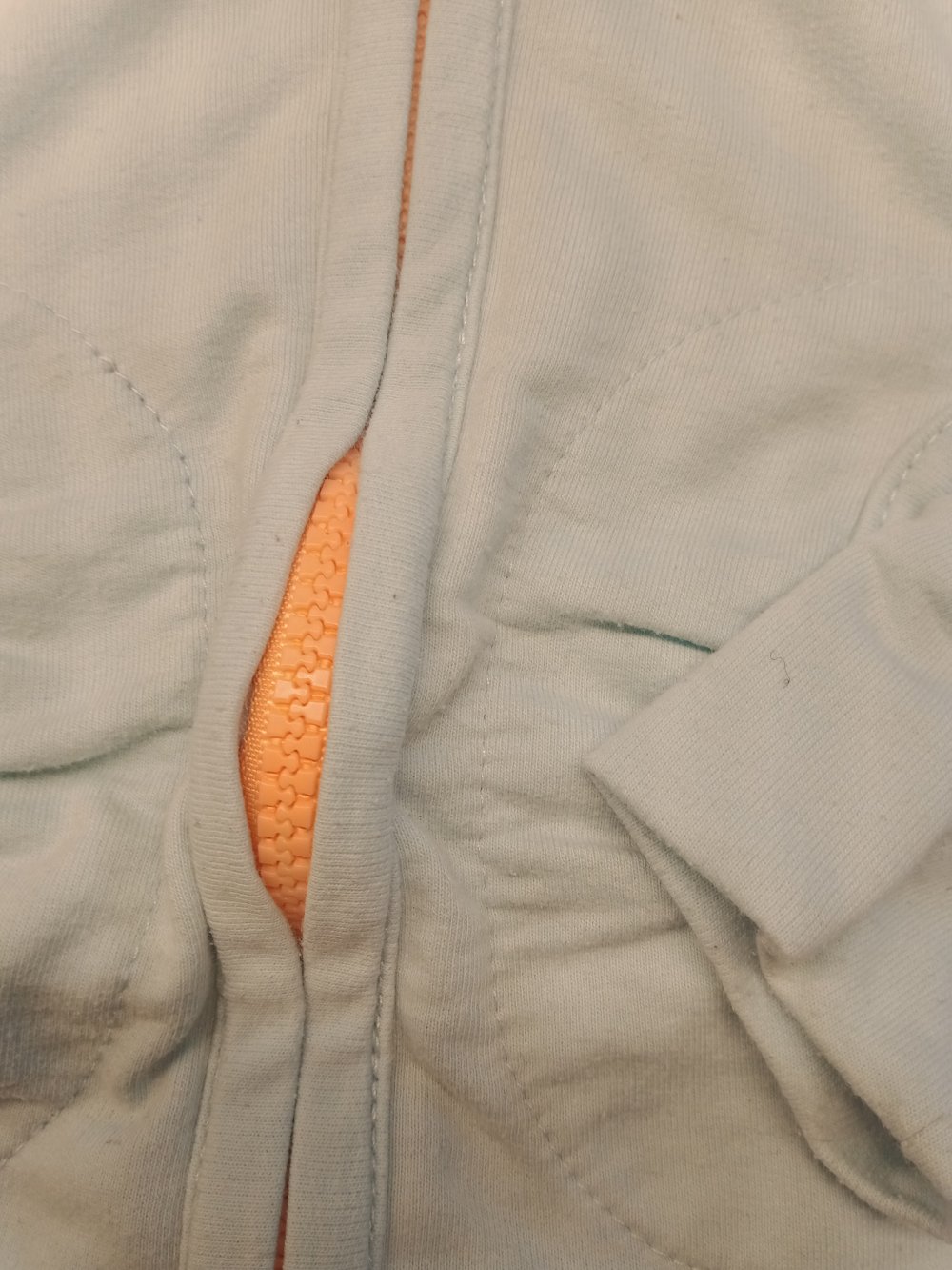 hellblaues Baumwolljäckchen mit Spitzen