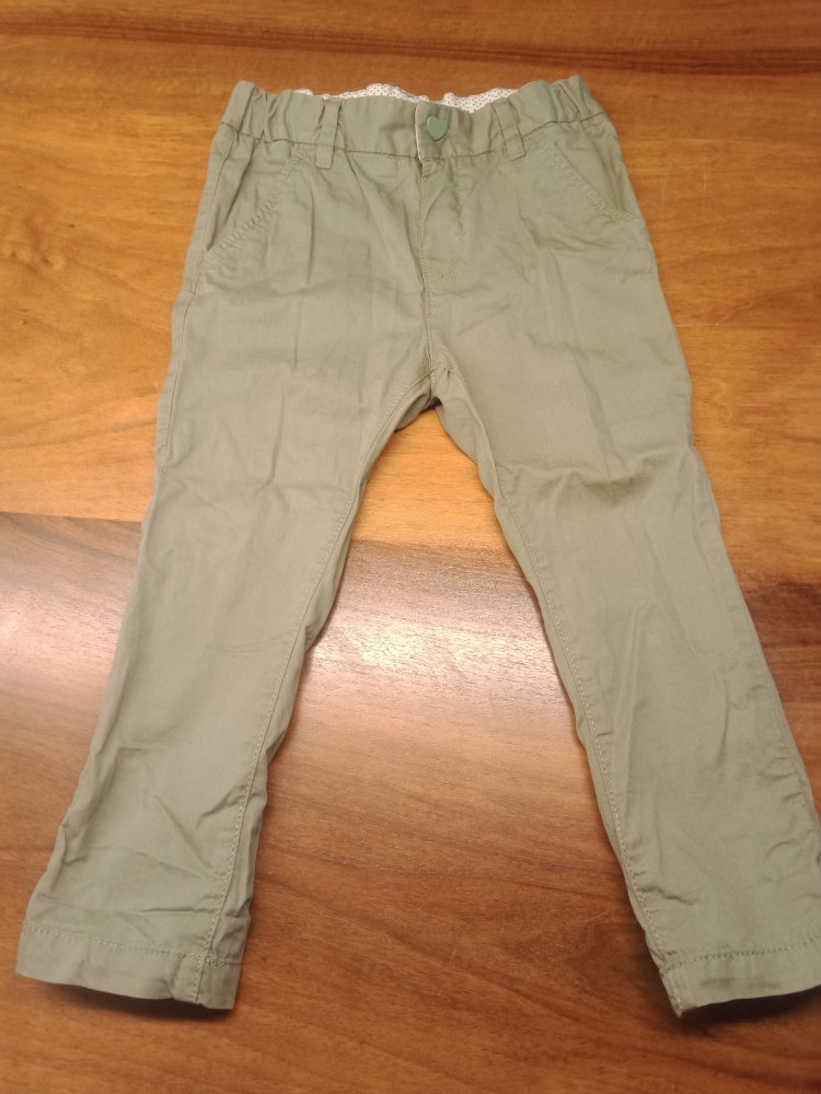 olivfarbene Sommerhose Gr. 92