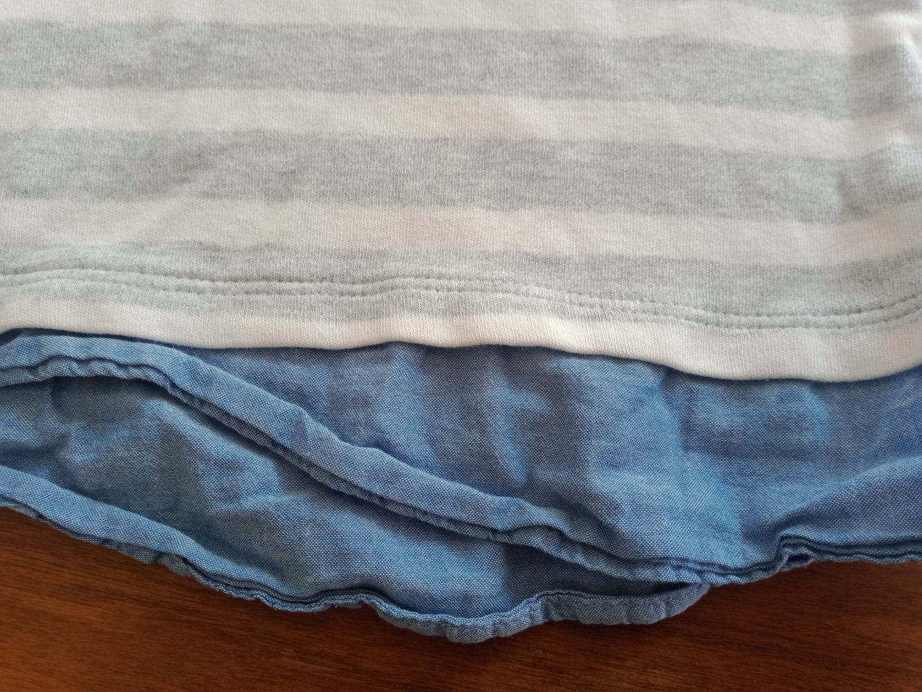 Graues Sweatshirt mit Hemdborte