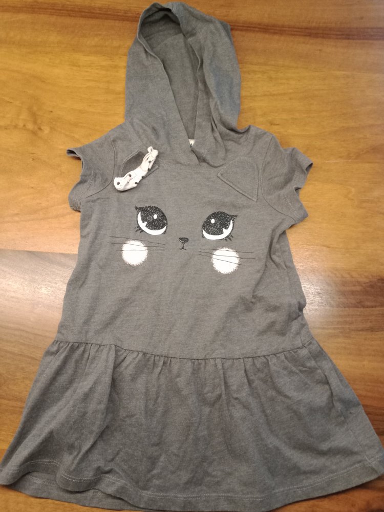 graues Hoods-Kleidchen mit Katzengesicht