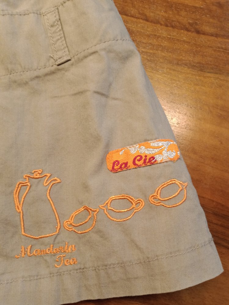 beiges Latz-Röckli mit orangem Innenfutter