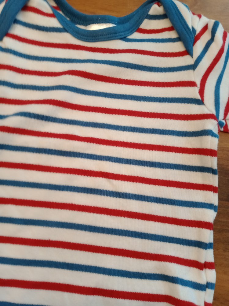 weisser Body blau/rot gestreift