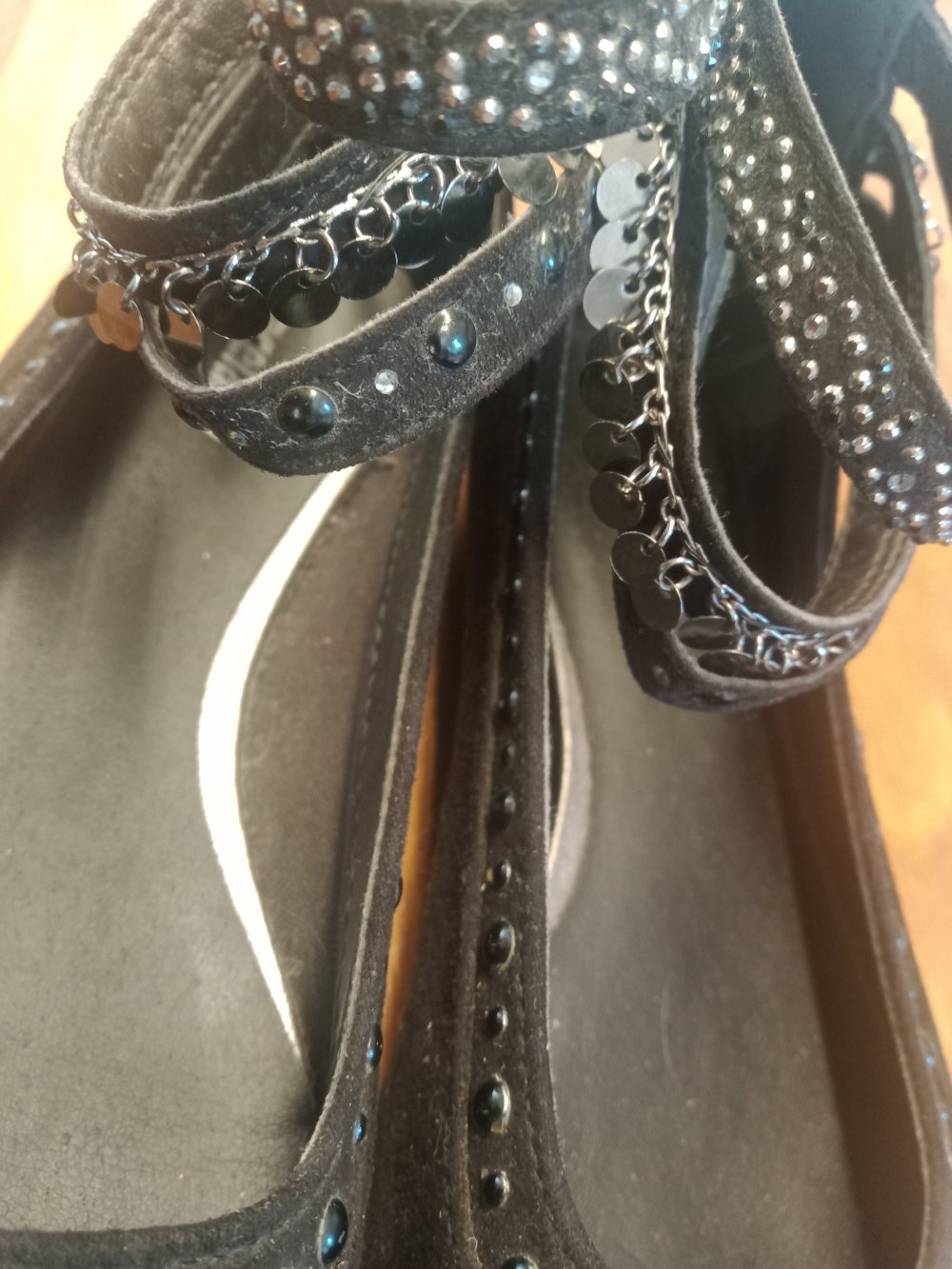 schwarze Schuhe mit Riechen