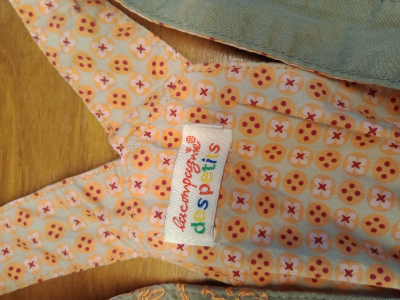 beiges Latz-Röckli mit orangem Innenfutter