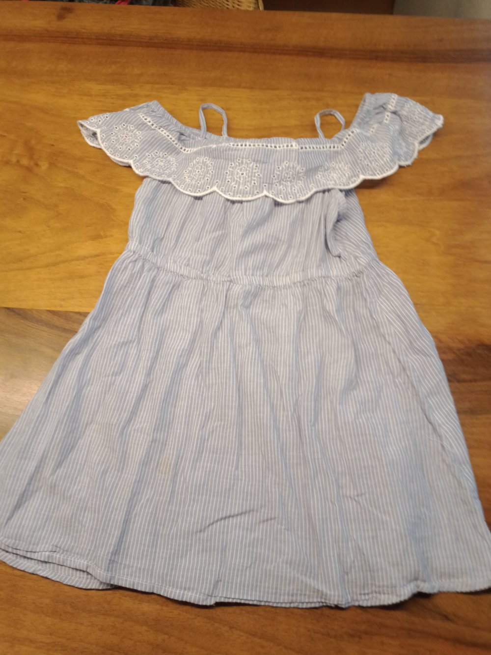 blau gestreiftes dünnes Sommerkleidchen