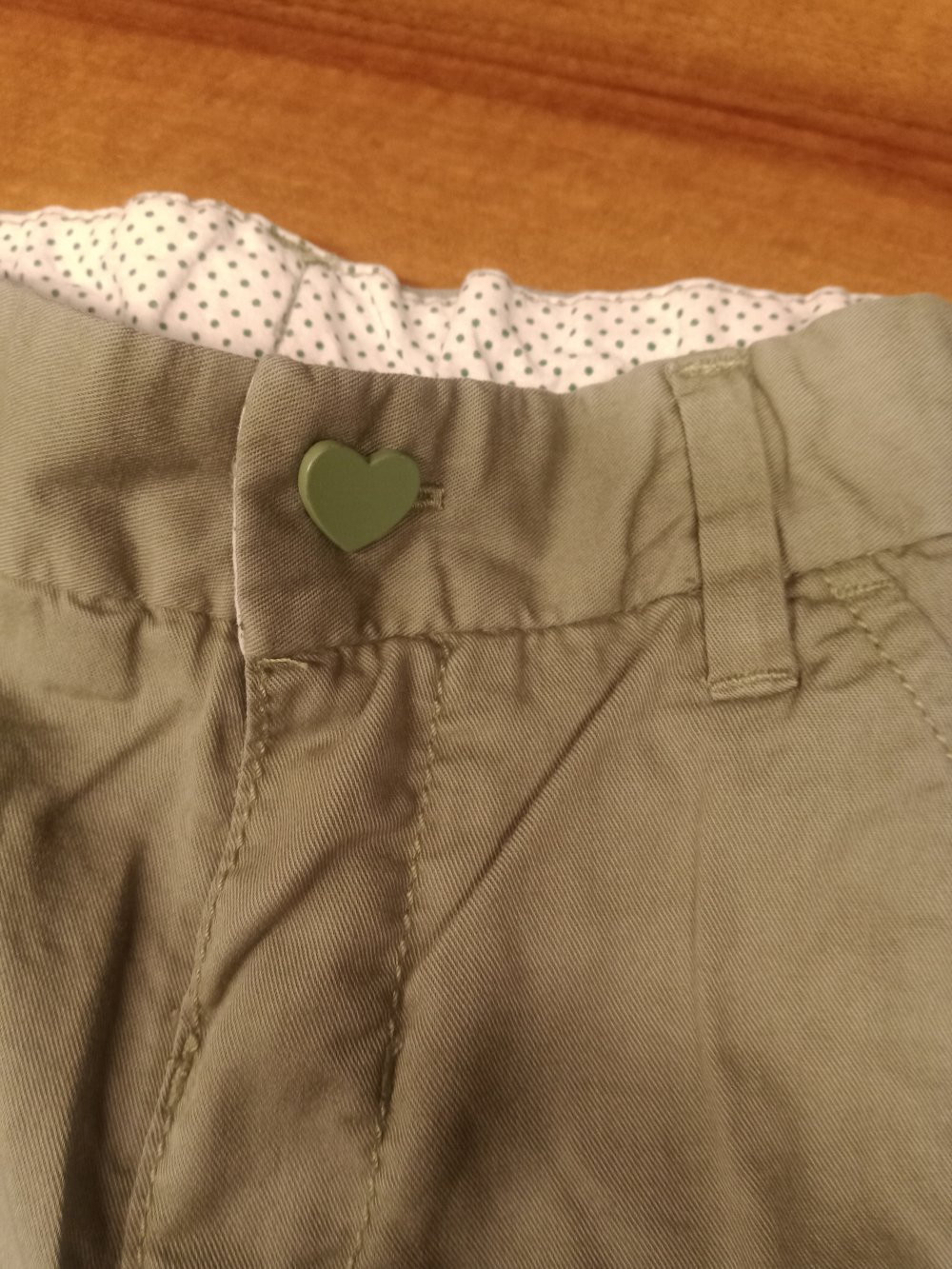 olivfarbene Sommerhose Gr. 92