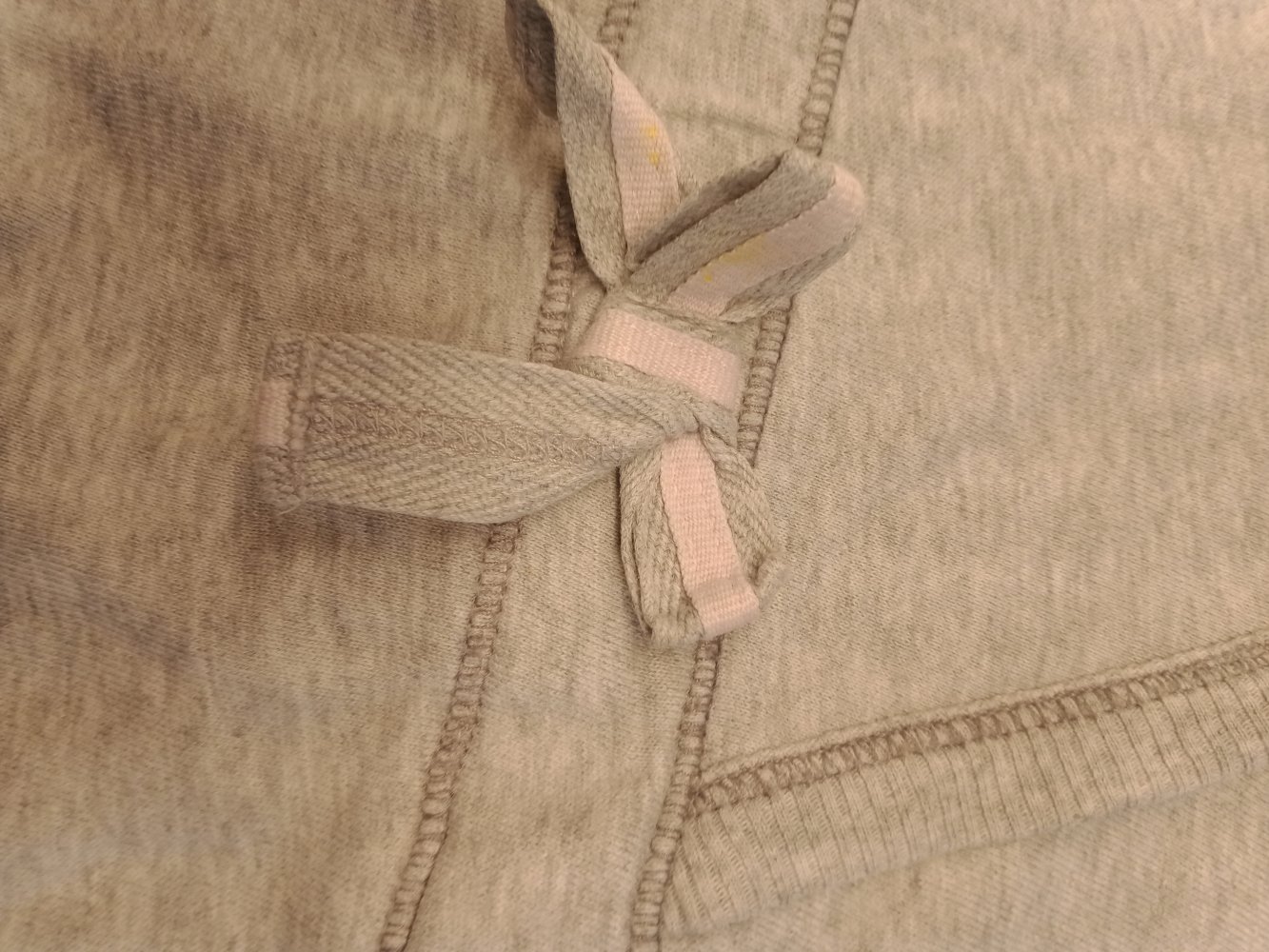 graues Baumwollkleidchen mit Kapuze