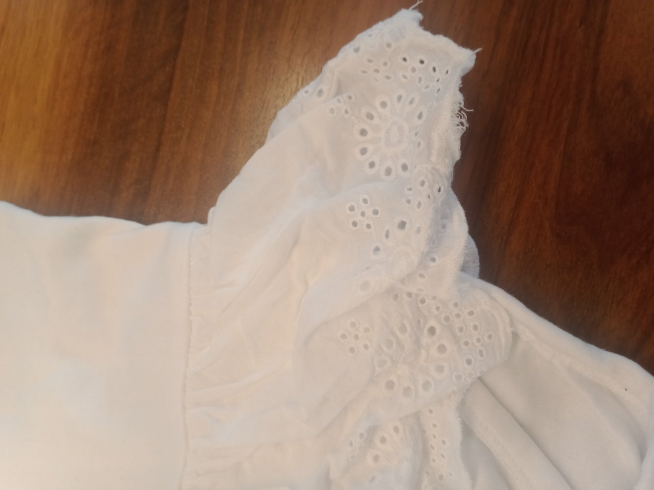 weisser Body kurzarm mit Spitzenröckchen