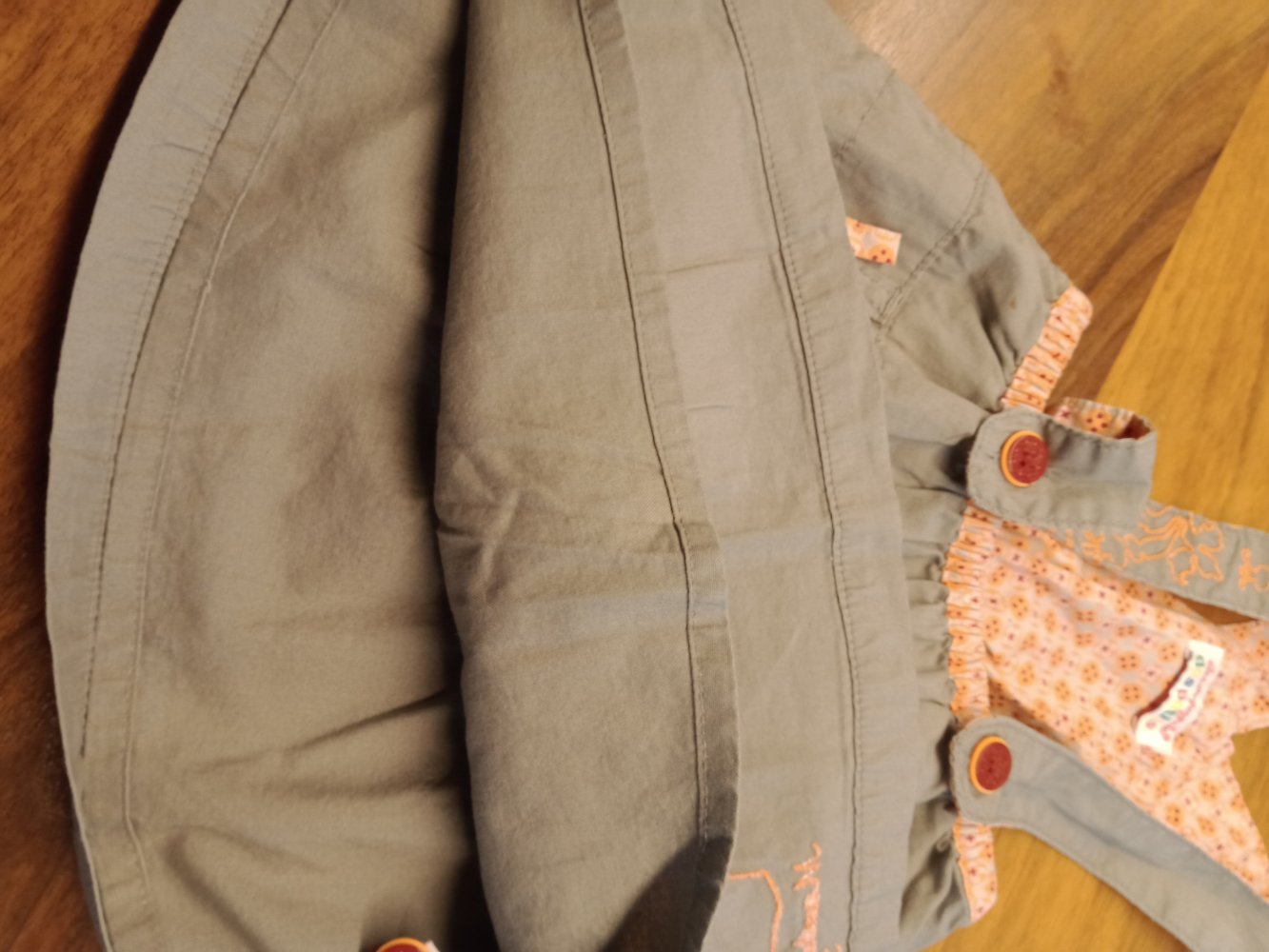 beiges Latz-Röckli mit orangem Innenfutter