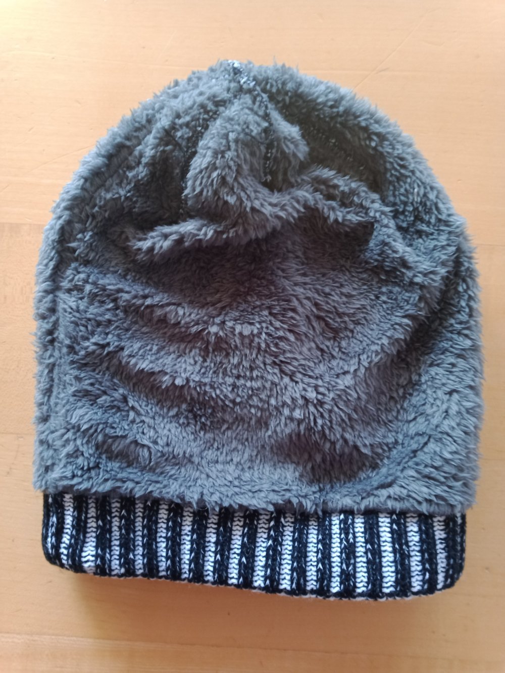 Schwarz/weiss melierte Mütze mit Stern gefüttert