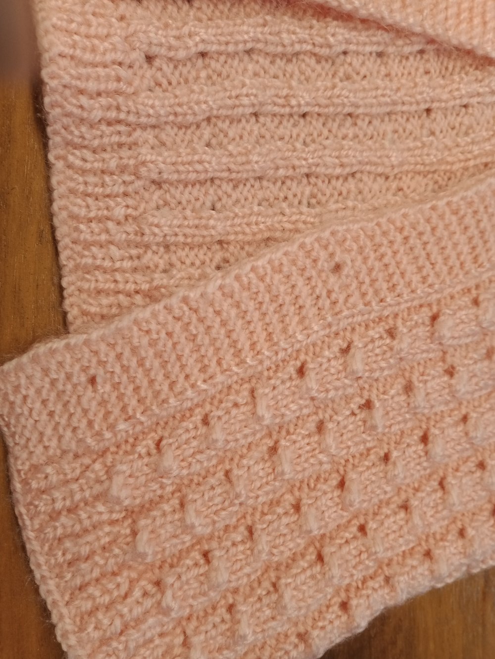 rosa gemustertes Strick-Jäckchen