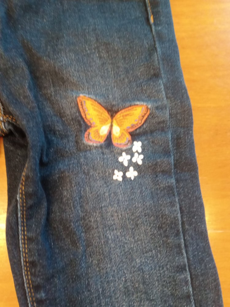 Jeans mit Schmetterlingen