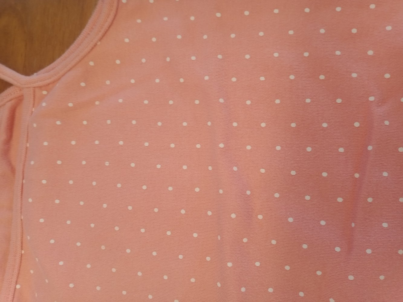 rosa Trägerbody mit weissen Punkten