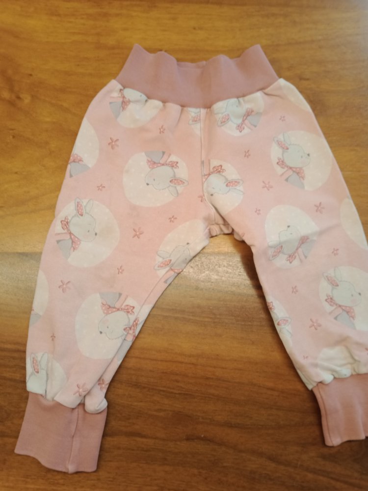 rosa Hosen mit Häschen