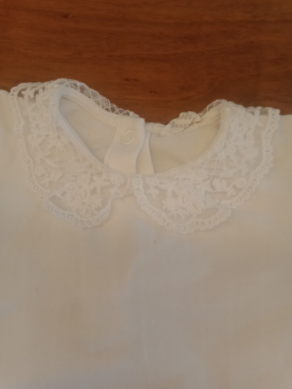 weisser Body kurzarm mit Spitzenkragen