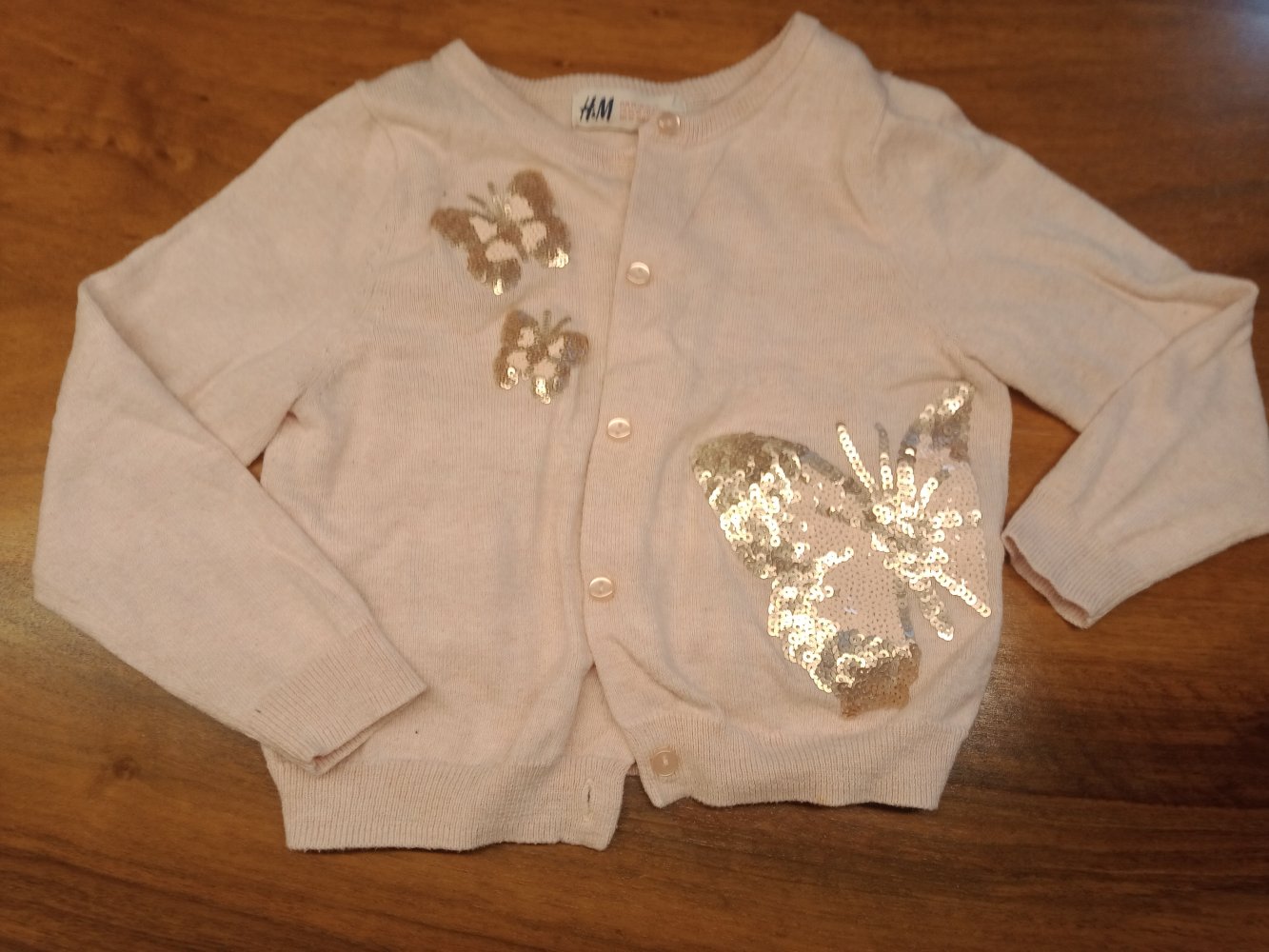 rosa Strickjäckchen mit Schmetterlingen aus Pailletten