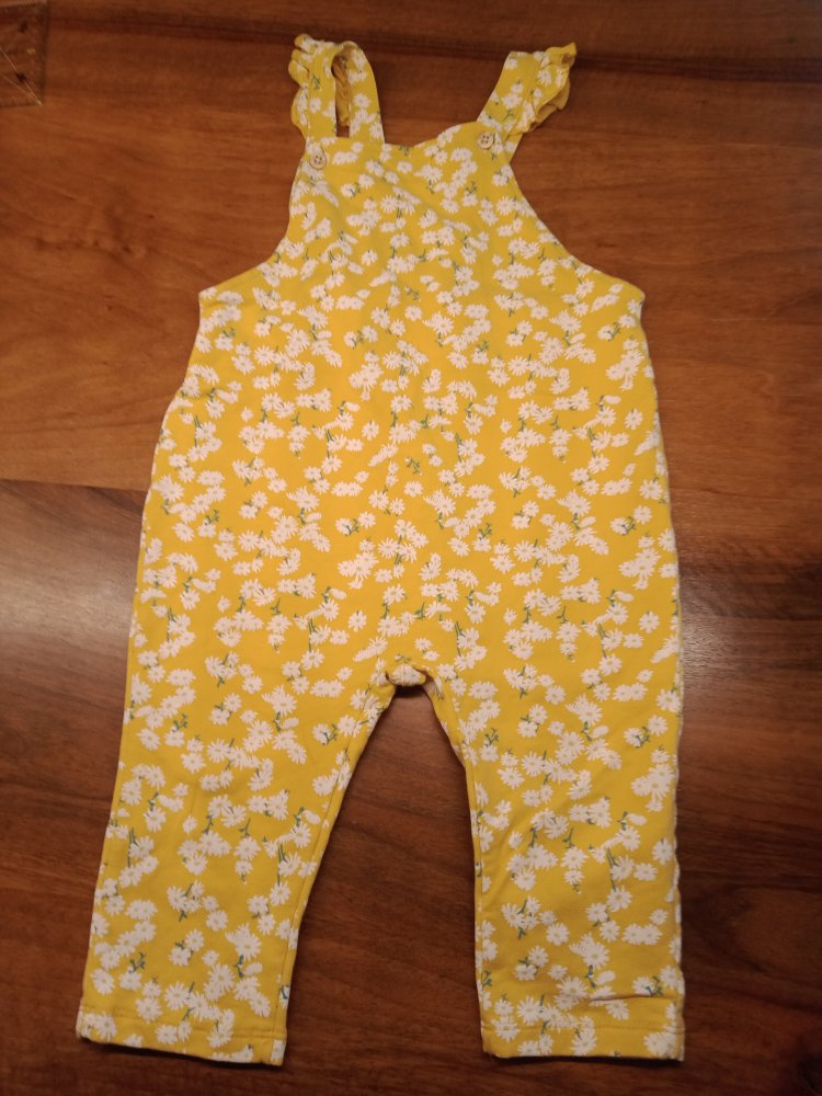 gelber Overall mit Gänseblümchen