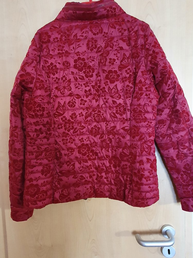 Damen Leichtsteppjacke in topaktueller Beerenfarbe