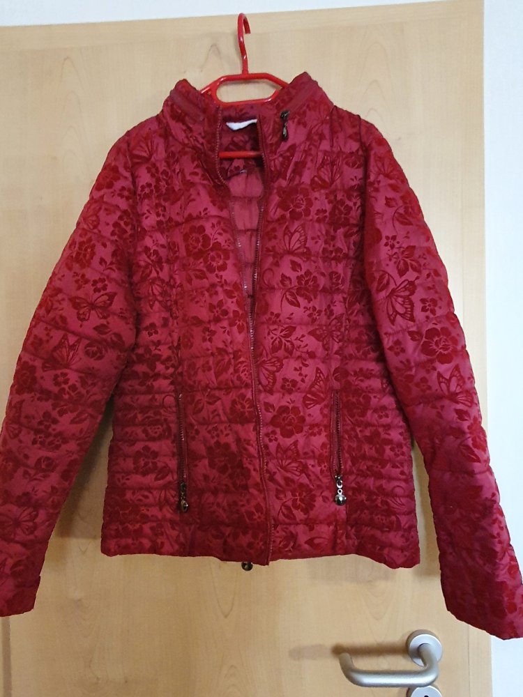 Damen Leichtsteppjacke in topaktueller Beerenfarbe