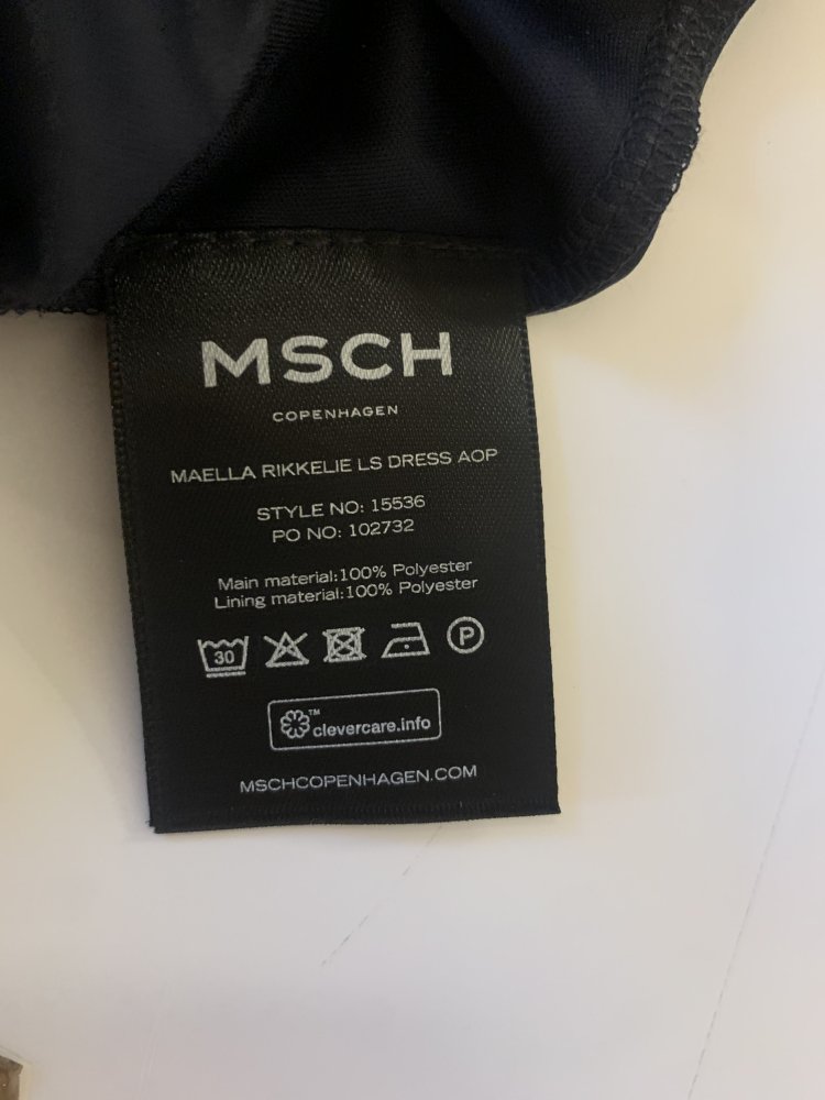 Schlichtes Maxikleid mit Blumen von Moss Copenhagen 