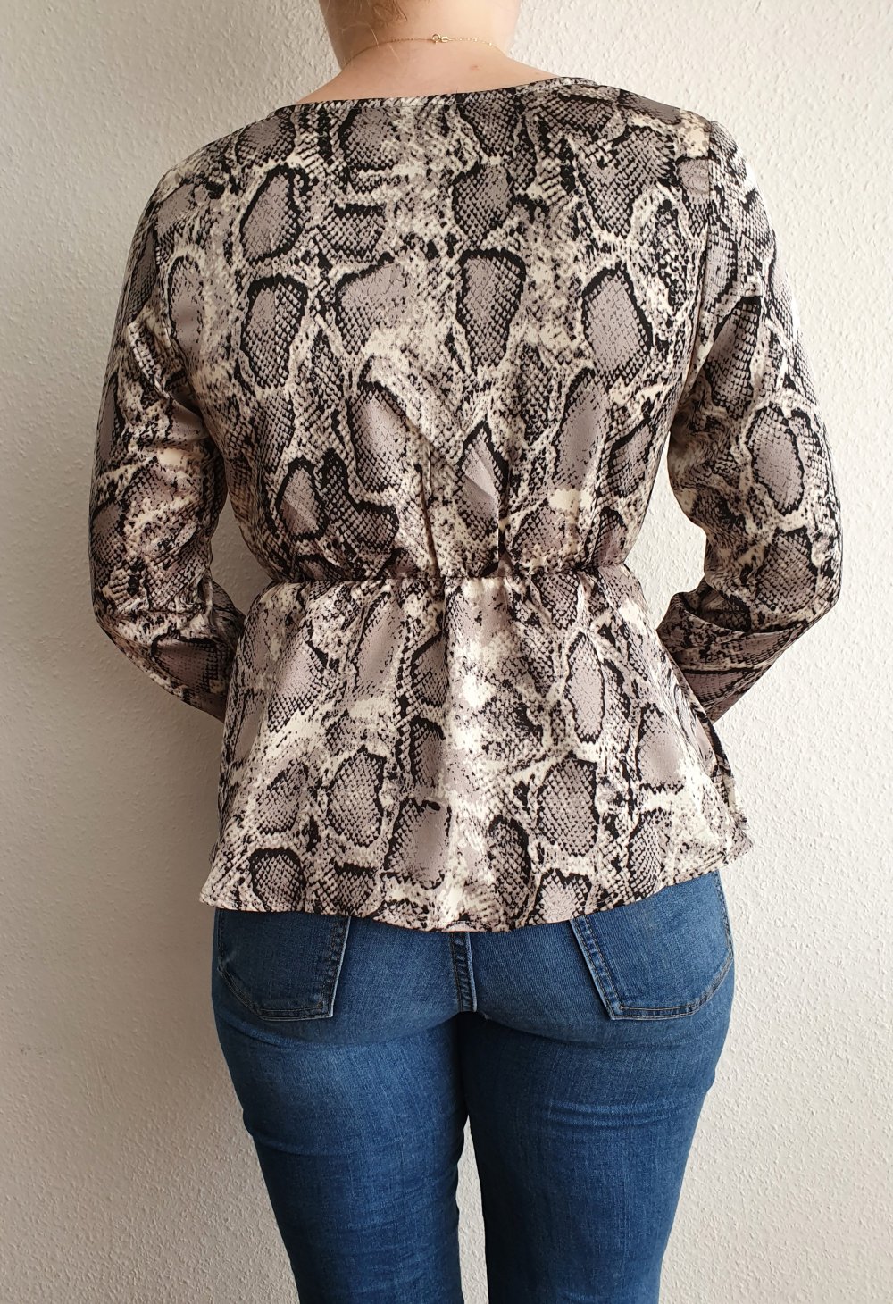 stylische Schlangenbluse