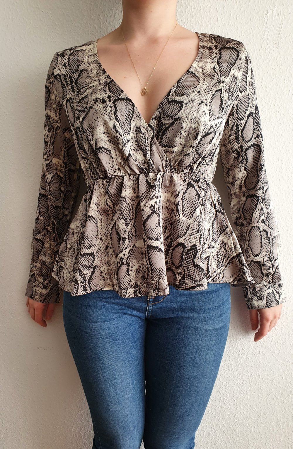 stylische Schlangenbluse