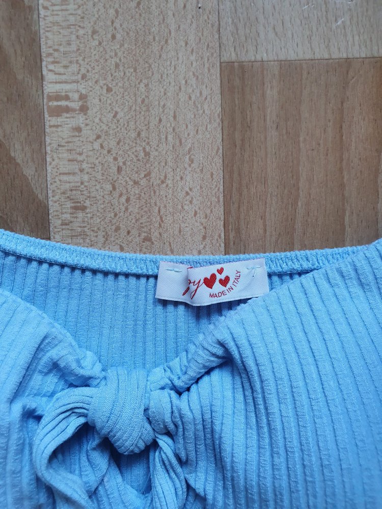 Süßes Sommeroberteil mit Schleifchen